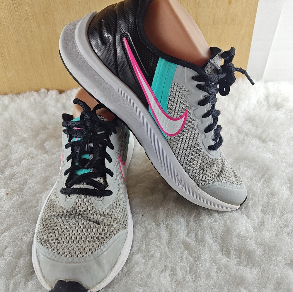 Nike Women's size 6.5 Gray Black and pink Running sneaker - Picture 5 of 10